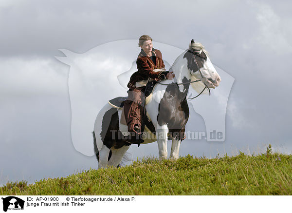 junge Frau mit Irish Tinker / young woman riding Irish Tinker / AP-01900