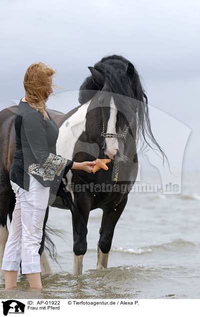 Frau mit Pferd / AP-01922