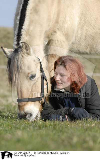Frau mit Fjordpferd / woman with horse / AP-02177