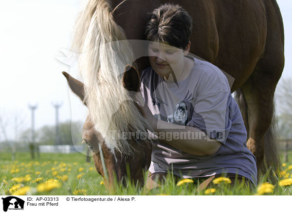 Frau mit Pferd / woman with horse / AP-03313