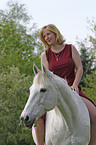 Frau mit Pferd