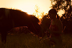 Frau mit Shetland Pony im Abendlicht