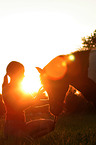 Frau mit Shetland Pony im Abendlicht