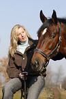 junge Frau mit Pferd