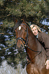 junge Frau mit Pferd