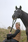 junge Frau mit Pferd und Hund