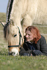 Frau mit Fjordpferd