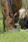 junge Frau mit Pferd