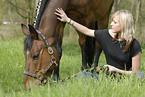 junge Frau mit Pferd
