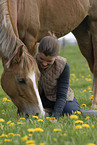 junge Frau mit Pferd