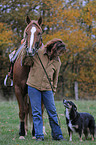 Frau mit Pferd und Hund