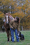 Frau mit Pferd und Hund