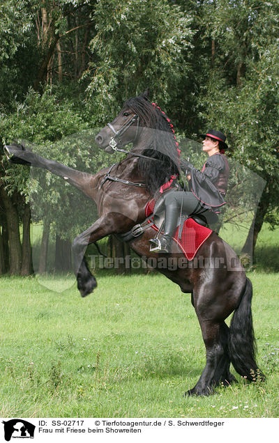 Frau mit Friese beim Showreiten / woman with friesian horse at show / SS-02717