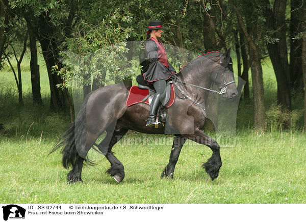 Frau mit Friese beim Showreiten / SS-02744