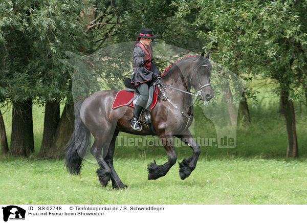 Frau mit Friese beim Showreiten / woman with friesian horse at show / SS-02748