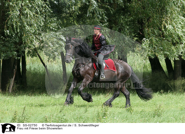 Frau mit Friese beim Showreiten / woman with friesian horse at show / SS-02750