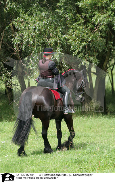 Frau mit Friese beim Showreiten / SS-02751