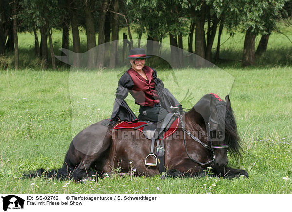 Frau mit Friese bei Show / woman with friesian horse at show / SS-02762