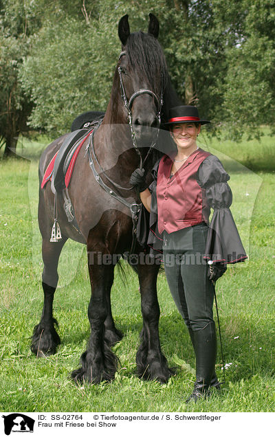 Frau mit Friese bei Show / woman with friesian horse at show / SS-02764