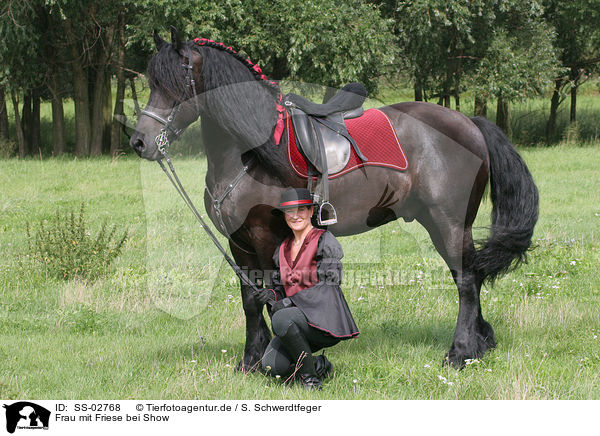 Frau mit Friese bei Show / woman with friesian horse at show / SS-02768