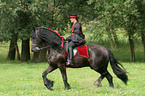 Frau mit Friese beim Showreiten