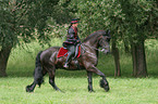 Frau mit Friese beim Showreiten