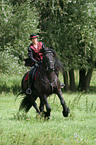 Frau mit Friese beim Showreiten