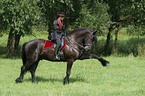 Frau mit Friese beim Showreiten