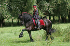 Frau mit Friese beim Showreiten