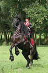 Frau mit Friese beim Showreiten