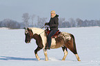 Frau reitet Pintaloosa