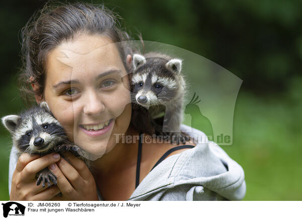 Frau mit jungen Waschbren / woman with young raccoons / JM-06260