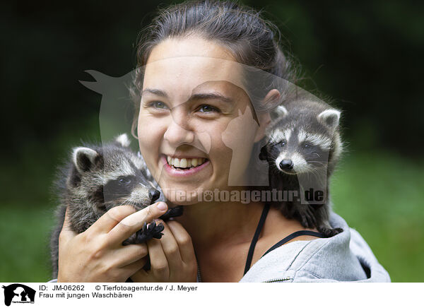 Frau mit jungen Waschbren / woman with young raccoons / JM-06262