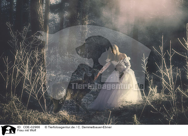 Frau mit Wolf / woman with Wolf / CDE-02966