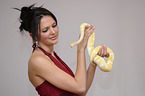 Frau und Albino Dunkler Tigerpython