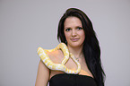 Frau und Albino Dunkler Tigerpython