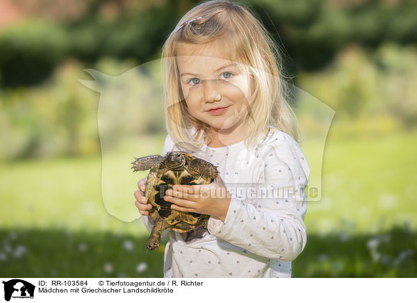 Mdchen mit Griechischer Landschildkrte / girl with Greek tortoise / RR-103584