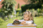 Mdchen mit Griechischer Landschildkrte