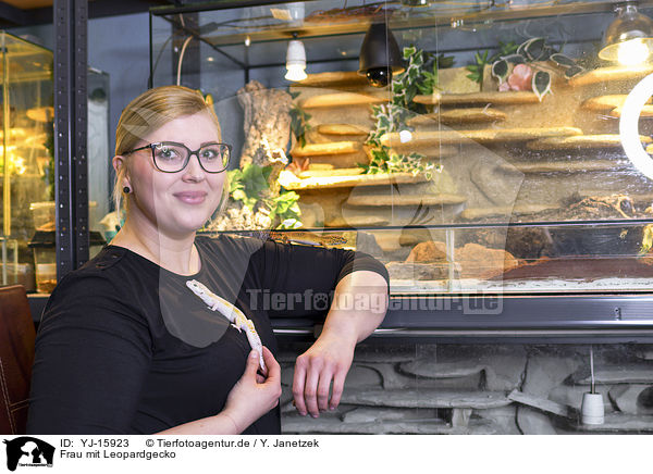 Frau mit Leopardgecko / woman with Leopard Gecko / YJ-15923