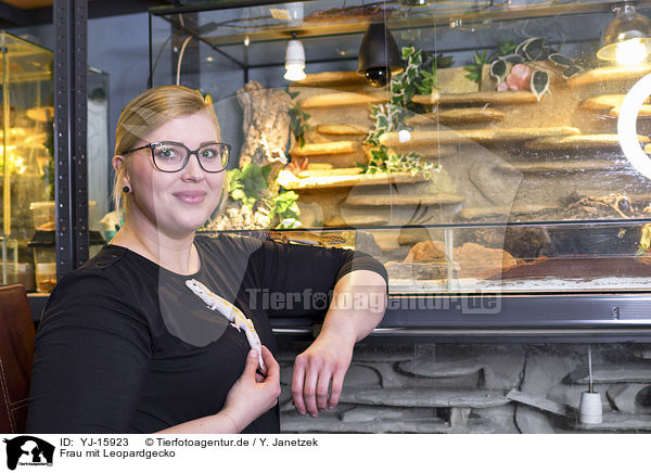 Frau mit Leopardgecko / YJ-15923