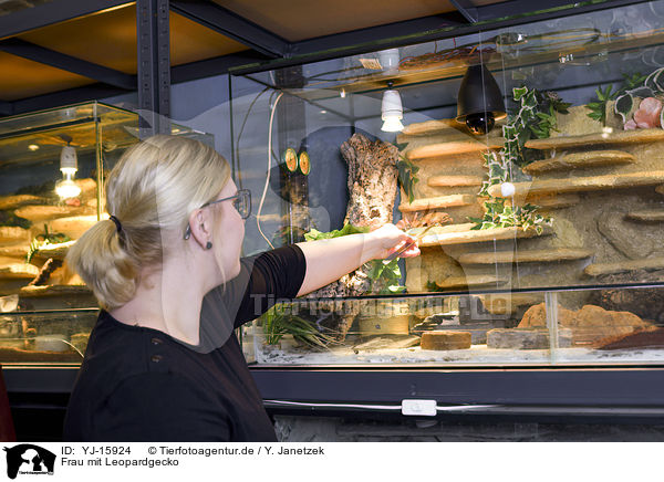 Frau mit Leopardgecko / woman with Leopard Gecko / YJ-15924