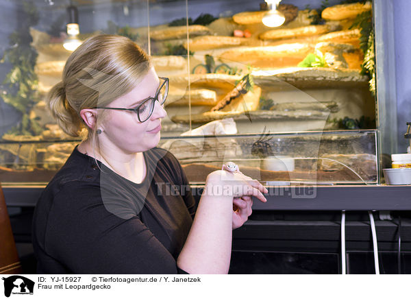 Frau mit Leopardgecko / woman with Leopard Gecko / YJ-15927