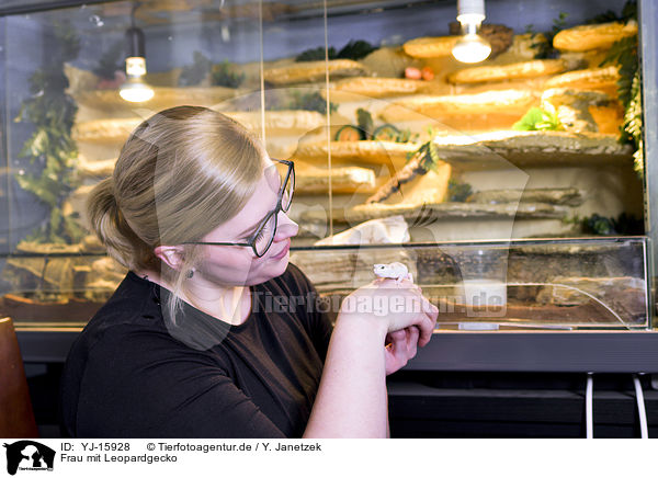 Frau mit Leopardgecko / woman with Leopard Gecko / YJ-15928