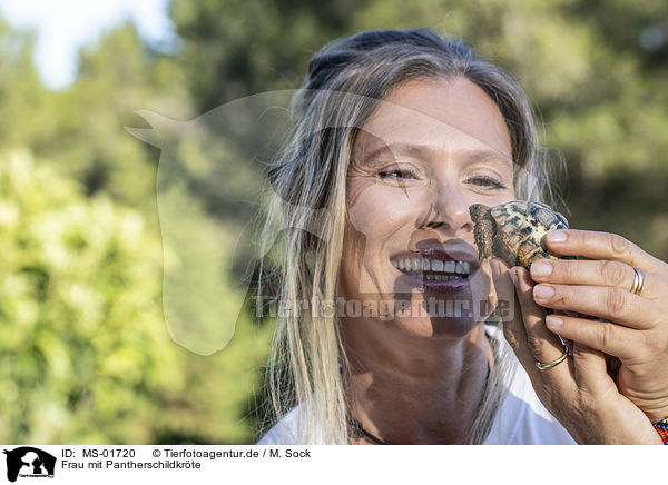 Frau mit Pantherschildkrte / MS-01720