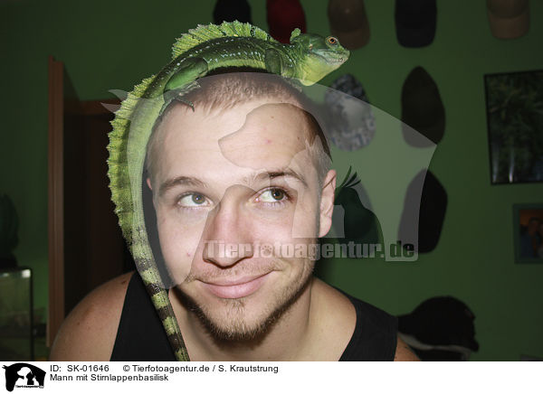 Mann mit Stirnlappenbasilisk / man with Green Basilisk / SK-01646