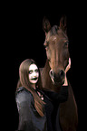 kostümierte Frau mit Pferd