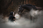 Frau mit Kriegspferd
