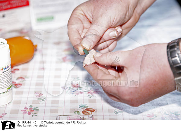 Medikament verstecken / curtaining a medicament / RR-44140