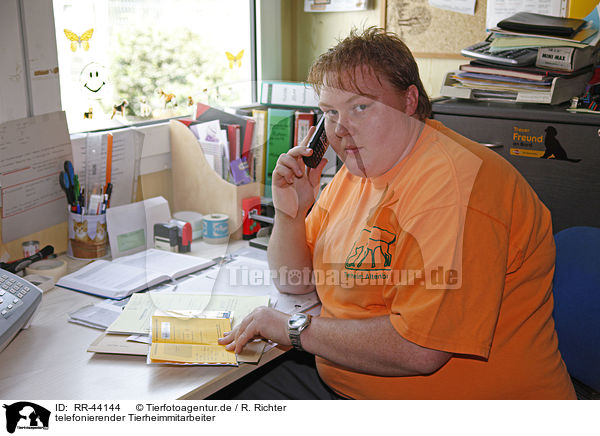 telefonierender Tierheimmitarbeiter / calling woman / RR-44144