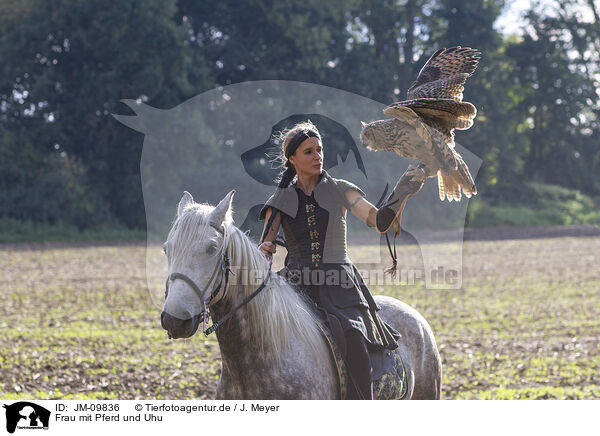 Frau mit Pferd und Uhu / woman with horse and Eurasian eagle owl / JM-09836